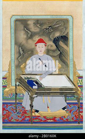 Chine : Kangxi (4 mai 1654 – 20 décembre 1722), 4ème empereur de la dynastie Qing. Peinture suspendue en rouleau, début du XVIIIe siècle. L'empereur Kangxi, nom personnel Xuanye et nom de temple Shengzu, était le quatrième souverain de la dynastie Qing et le deuxième empereur Qing à régner sur la Chine proprement dite, de 1661 à 1722. Le règne de Kangxi de 61 ans en fait l'empereur chinois le plus longtemps régnant de l'histoire (bien que son petit-fils, l'empereur Qianlong, ait eu la plus longue période de pouvoir de facto) et l'un des plus anciens dirigeants régnants du monde. Il était considéré comme l'un des plus grands empereurs de la Chine. Banque D'Images