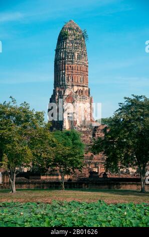 Thaïlande: Le magnifique prang de style khmer à Wat Phra RAM, Parc historique d'Ayutthaya. Wat Phra RAM a été construit au XIVe siècle, prétendument sur le site de crémation du roi Ramathibodi. Le prang date du règne du roi Borommatrailokanat (r. 1448-1488). Ayutthaya (Ayudhya) était un royaume siamois qui existait de 1351 à 1767. Ayutthaya était amical envers les commerçants étrangers, y compris les Chinois, les Vietnamiens (Annamais), les Indiens, les Japonais et les Perses, Et plus tard, les Portugais, les Espagnols, les Hollandais et les Français, leur permettant d'installer des villages à l'extérieur des murs de la ville. Banque D'Images