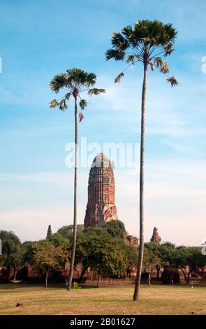 Thaïlande: Le magnifique prang de style khmer à Wat Phra RAM, Parc historique d'Ayutthaya. Wat Phra RAM a été construit au XIVe siècle, prétendument sur le site de crémation du roi Ramathibodi. Le prang date du règne du roi Borommatrailokanat (r. 1448-1488). Ayutthaya (Ayudhya) était un royaume siamois qui existait de 1351 à 1767. Ayutthaya était amical envers les commerçants étrangers, y compris les Chinois, les Vietnamiens (Annamais), les Indiens, les Japonais et les Perses, Et plus tard, les Portugais, les Espagnols, les Hollandais et les Français, leur permettant d'installer des villages à l'extérieur des murs de la ville. Banque D'Images
