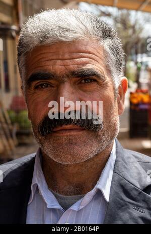 Susuz, Turquie - 9 mai 2019: Homme turc avec chapeau, moustache et barbe dans un café turc. Banque D'Images
