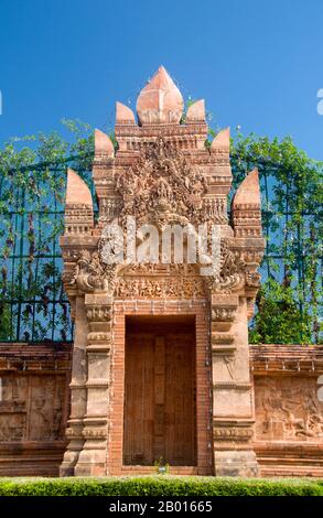 Thaïlande : une porte d'entrée de style LUN au monument de la Reine Chamathewi, Lamphun. Lamphun a été la capitale du petit Royaume mon de Haripunchai, mais culturellement riche, d'environ 750 ce à l'époque de sa conquête par le roi Mangrai (le fondateur de Chiang Mai) en 1281. Lamphun est devenu célèbre après l'enthronement de la reine Chama Thewi (Chamadevi), probablement à la fin du 9e ou au début du 10e siècle ce. Les chroniques de LAN Na, vérifiées là où c'est possible par l'archéologie et d'autres textes corroboratifs, suggèrent que les fondations du Royaume de Haripunchai ont été posées à Lamphun par un groupe de moines de Lophburi. Banque D'Images