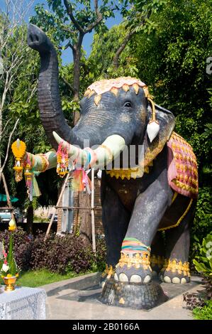 Thaïlande: L'éléphant favori de la reine Chamathewi, Blacky-Purple, au monument de la reine Chama Thewi, Lamphun. Lamphun a été la capitale du petit Royaume mon de Haripunchai, mais culturellement riche, d'environ 750 ce à l'époque de sa conquête par le roi Mangrai (le fondateur de Chiang Mai) en 1281. Lamphun est devenu célèbre après l'enthronement de la reine Chama Thewi (Chamadevi), probablement à la fin du 9e ou au début du 10e siècle ce. Banque D'Images