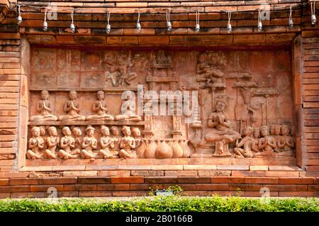 Thaïlande: Reliefs en pierre montrant l'histoire ancienne du Royaume de Haripunchai au monument de la Reine Chamathewi, Lamphun. Ce relief en pierre à la statue de Chamathewi montre la fondation de Wat Phrathat Haripunchai. Lamphun a été la capitale du petit Royaume mon de Haripunchai, mais culturellement riche, d'environ 750 ce à l'époque de sa conquête par le roi Mangrai (le fondateur de Chiang Mai) en 1281. Lamphun est devenu célèbre après l'enthronement de la reine Chama Thewi (Chamadevi), probablement à la fin du 9e ou au début du 10e siècle ce. Banque D'Images