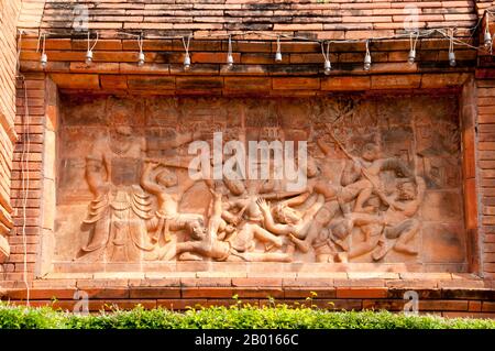 Thaïlande: Reliefs en pierre montrant l'histoire ancienne du Royaume de Haripunchai au monument de la Reine Chamathewi, Lamphun. Ce relief en pierre à la statue de Chamathewi montre la conquête de Lamphun par le roi Mangrai. Lamphun a été la capitale du petit Royaume mon de Haripunchai, mais culturellement riche, d'environ 750 ce à l'époque de sa conquête par le roi Mangrai (le fondateur de Chiang Mai) en 1281. Lamphun est devenu célèbre après l'enthronement de la reine Chama Thewi (Chamadevi), probablement à la fin du 9e ou au début du 10e siècle ce. Banque D'Images