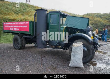 KRONHTADT, RUSSIE - 04 SEPTEMBRE 2016 : camion rétro de production de gaz soviétique propulsé par le bois ZIS-21 au festival international du transport rétro Banque D'Images