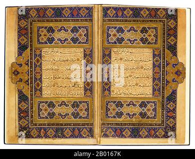 Afghanistan : folios d'un Qur'an illuminé datant de 1519, peut-être de Herat. Les plus anciennes illuminations du Coran ont été faites par le célèbre illuminateur Yari Mudhahhib, qui était actif sous les derniers Timuridés et les premiers Safavides. Le texte a été écrit en Naskh par le calligraphe Qasim Ali al-Hirawi en 1519. Une traduction persane du texte arabe du Coran a été ajoutée en rouge Nastaliq. Le manuscrit était une fois dans la bibliothèque de Qutb Shahis à Golconda, mais tomba entre les mains des Grands Mughals quand Aurangzeb a conquis Golconda en 1687. Banque D'Images