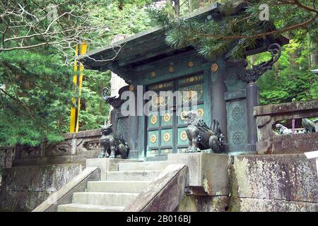 Japon: Tombe de Tokugawa Ieyasu à Nikko Tosho-Gu, préfecture de Tochigi.Porte en métal moulé à Toshogu, Nikko, préfecture de Tochigi, Japon, site classé au patrimoine mondial de l'UNESCO.Dans repose l'urne tenant les restes de Tokugawa Ieyasu (31 janvier 1543 – 1er juin 1616).Tokugawa Ieyasu, né Matsudaira Takechiyo, fut le fondateur et le premier shogun du shogunat Tokugawa du Japon, qui régna de la bataille de Sekigahara en 1600 jusqu'à la restauration de Meiji en 1868.Ieyasu a pris le pouvoir en 1600, a reçu une nomination comme shogun en 1603, a renoncé à ses fonctions en 1605, mais est resté au pouvoir jusqu'à sa mort. Banque D'Images