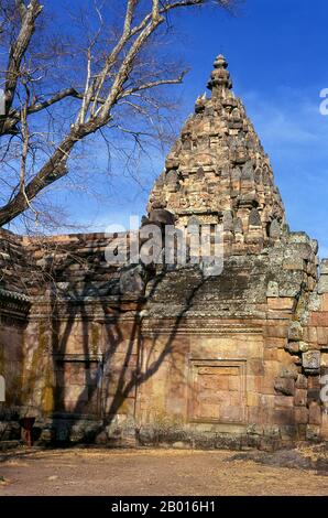 Thaïlande: Prasat Hin Phanom Rung (château de pierre de Phanom Rung), province de Buriram.Prasat Hin Phanom Rung (château de pierre de Phanom Rung) est un complexe de temples Khmers situé sur le bord d'un volcan éteint à 1,320 pieds au-dessus du niveau de la mer, dans la province de Buriram dans la région d'Isaan en Thaïlande.Il a été construit en grès et en laterite aux 10ème à 13ème siècles.C'était un sanctuaire hindou dédié à Shiva, et symbolise le Mont Kailash, sa demeure céleste. Banque D'Images