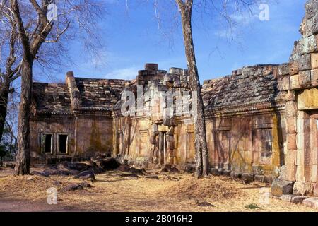 Thaïlande: Prasat Hin Phanom Rung (château de pierre de Phanom Rung), province de Buriram.Prasat Hin Phanom Rung (château de pierre de Phanom Rung) est un complexe de temples Khmers situé sur le bord d'un volcan éteint à 1,320 pieds au-dessus du niveau de la mer, dans la province de Buriram dans la région d'Isaan en Thaïlande.Il a été construit en grès et en laterite aux 10ème à 13ème siècles.C'était un sanctuaire hindou dédié à Shiva, et symbolise le Mont Kailash, sa demeure céleste. Banque D'Images