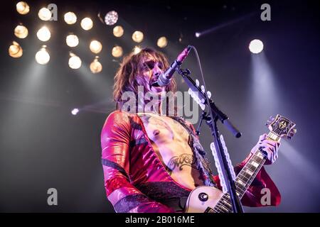 Oslo, Norvège. 17 février 2020. Le groupe de rock britannique The Darkness exécute un concert en direct à Rockefeller à Oslo. Ici, le chanteur et guitariste Justin Hawkins est vu en direct sur scène. (Crédit Photo: Gonzales Photo/Terje Dokken/Alay Live News Banque D'Images