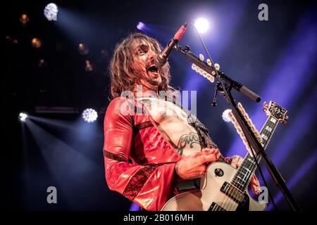 Oslo, Norvège. 17 février 2020. Le groupe de rock britannique The Darkness exécute un concert en direct à Rockefeller à Oslo. Ici, le chanteur et guitariste Justin Hawkins est vu en direct sur scène. (Crédit Photo: Gonzales Photo/Terje Dokken/Alay Live News Banque D'Images
