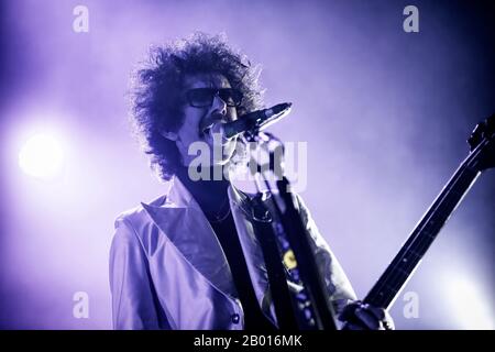 Oslo, Norvège. 17 février 2020. Le groupe de rock britannique The Darkness exécute un concert en direct à Rockefeller à Oslo. Ici, le bassiste Frankie Poullain est vu en direct sur scène. (Crédit Photo: Gonzales Photo/Terje Dokken/Alay Live News Banque D'Images