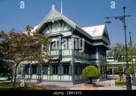 Thaïlande: Suan Hong Residential Hall (exposition de photographies royales), Vimanmek Mansion, Dusit Park, Bangkok.La résidence Suan Hong a été construite à l'origine par le roi Chulalongkorn (Rama V) pour sa grand-mère, la reine Savang Vadhana.Ce vieux bâtiment en bois de deux étages abrite maintenant des photos représentant les événements clés de la vie du roi Bhumibol Adulyadej (Rama IX), le roi actuel de Thaïlande.Le manoir de Vimanmek est un ancien palais royal, également connu sous le nom de manoir de Vimanmek ou Palais de Vimanmek. Banque D'Images