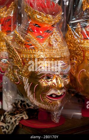 Thaïlande: Masques Khon, marché de l'amulette et de la paraphénalia religieuse à Wat Ratchanatda, Bangkok.Khon est un drame de danse classique thaïlandais qui incorpore souvent des personnages du Ramakien, la propre interprétation de la Thaïlande du classique indien Ramayana.Le marché des paraphères religieux dans le domaine de Wat Ratchanatda vend des images de Bouddha et des charmes bouddhistes de toutes formes et tailles ainsi qu'une variété de divinités hindoues indiennes et d'articles religieux chinois.Wat Ratchanaddaram a été construit sur les ordres du roi Nangklao (Rama III) pour Mum Chao Ying Sommanus Wattanavadi en 1846. Banque D'Images