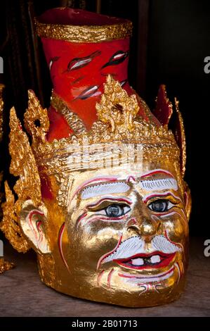 Thaïlande: Masques Khon, marché de l'amulette et de la paraphénalia religieuse à Wat Ratchanatda, Bangkok.Khon est un drame de danse classique thaïlandais qui incorpore souvent des personnages du Ramakien, la propre interprétation de la Thaïlande du classique indien Ramayana.Le marché des paraphères religieux dans le domaine de Wat Ratchanatda vend des images de Bouddha et des charmes bouddhistes de toutes formes et tailles ainsi qu'une variété de divinités hindoues indiennes et d'articles religieux chinois.Wat Ratchanaddaram a été construit sur les ordres du roi Nangklao (Rama III) pour Mum Chao Ying Sommanus Wattanavadi en 1846. Banque D'Images