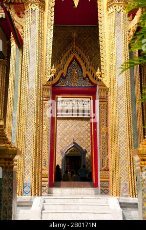 Thaïlande: Entrée au cloître circulaire, Wat Ratchabophit, Bangkok.Wat Ratchabophit (Rajabophit) fut construit sous le règne du roi Chulalongkorn (Rama V, 1868 - 1910).Le temple mêle les styles architecturaux est et Ouest et est réputé pour son cloître circulaire entourant le grand chedi de style sri-lankais et reliant l'ubosot (bot) au nord avec le viharn au sud. Banque D'Images