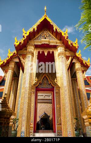 Thaïlande: Entrée au cloître circulaire, Wat Ratchabophit, Bangkok.Wat Ratchabophit (Rajabophit) fut construit sous le règne du roi Chulalongkorn (Rama V, 1868 - 1910).Le temple mêle les styles architecturaux est et Ouest et est réputé pour son cloître circulaire entourant le grand chedi de style sri-lankais et reliant l'ubosot (bot) au nord avec le viharn au sud. Banque D'Images