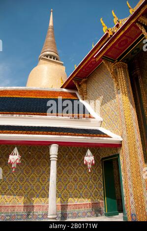 Thaïlande: Cloître circulaire avec carreaux de porcelaine peints à la main de Chine, Wat Ratchabophit, Bangkok.Wat Ratchabophit (Rajabophit) fut construit sous le règne du roi Chulalongkorn (Rama V, 1868 - 1910).Le temple mêle les styles architecturaux est et Ouest et est réputé pour son cloître circulaire entourant le grand chedi de style sri-lankais et reliant l'ubosot (bot) au nord avec le viharn au sud. Banque D'Images