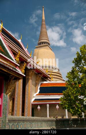 Thaïlande: Le chedi de style sri-lankais à Wat Ratchabophit, Bangkok.Wat Ratchabophit (Rajabophit) fut construit sous le règne du roi Chulalongkorn (Rama V, 1868 - 1910).Le temple mêle les styles architecturaux est et Ouest et est réputé pour son cloître circulaire entourant le grand chedi de style sri-lankais et reliant l'ubosot (bot) au nord avec le viharn au sud. Banque D'Images