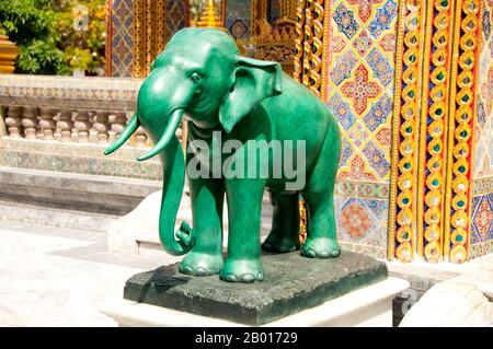 Thaïlande : une statue d'éléphant à l'entrée du viharn, Wat Ratchabophit, Bangkok.Wat Ratchabophit (Rajabophit) fut construit sous le règne du roi Chulalongkorn (Rama V, 1868-1910).Le temple mêle les styles architecturaux est et Ouest et est réputé pour son cloître circulaire entourant le grand chedi de style sri-lankais et reliant l'ubosot (bot) au nord avec le viharn au sud. Banque D'Images