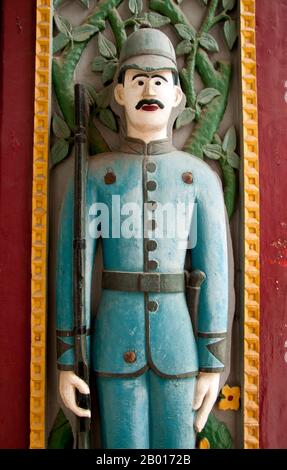 Thaïlande: Soldat sculpté sur une porte, Wat Ratchabophit, Bangkok.Wat Ratchabophit (Rajabophit) fut construit sous le règne du roi Chulalongkorn (Rama V, 1868-1910).Le temple mêle les styles architecturaux est et Ouest et est réputé pour son cloître circulaire entourant le grand chedi de style sri-lankais et reliant l'ubosot (bot) au nord avec le viharn au sud. Banque D'Images