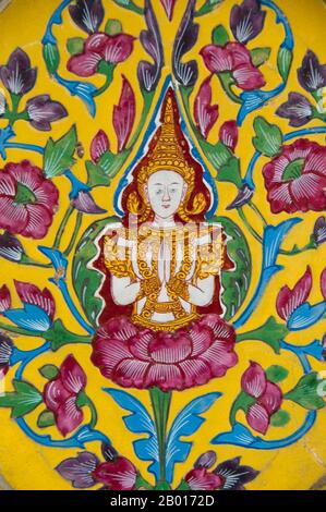 Thaïlande: Carreaux de porcelaine peints à la main de Chine dans la zone circulaire du cloître, Wat Ratchabophit, Bangkok.Wat Ratchabophit (Rajabophit) fut construit sous le règne du roi Chulalongkorn (Rama V, 1868-1910).Le temple mêle les styles architecturaux est et Ouest et est réputé pour son cloître circulaire entourant le grand chedi de style sri-lankais et reliant l'ubosot (bot) au nord avec le viharn au sud. Banque D'Images
