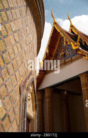 Thaïlande: Cloître circulaire avec carreaux de porcelaine peints à la main de Chine, Wat Ratchabophit, Bangkok.Wat Ratchabophit (Rajabophit) fut construit sous le règne du roi Chulalongkorn (Rama V, 1868-1910).Le temple mêle les styles architecturaux est et Ouest et est réputé pour son cloître circulaire entourant le grand chedi de style sri-lankais et reliant l'ubosot (bot) au nord avec le viharn au sud. Banque D'Images