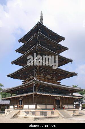 Japon : Pagode au temple Horyuji, Nara, 2006.Photo par 663highland (licence CC BY-sa 3.0).Hōryū-ji (Temple de la Loi florissante) est un temple bouddhiste à Ikaruga, préfecture de Nara, au Japon.La pagode du temple est largement reconnue comme l'un des plus anciens bâtiments en bois existant dans le monde, soulignant la place de Hōryū-ji comme l'un des temples les plus célèbres au Japon.En 1993, Hōryū-ji a été inscrit avec Hokki-ji comme site du patrimoine mondial de l'UNESCO sous le nom de monuments bouddhistes dans la région de Hōryū-ji. Banque D'Images