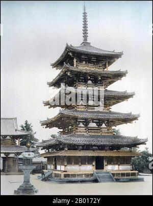 Japon : Pagode au temple Horyuji, Nara, 1895.Hōryū-ji (Temple de la Loi florissante) est un temple bouddhiste à Ikaruga, préfecture de Nara, au Japon.La pagode du temple est largement reconnue comme l'un des plus anciens bâtiments en bois existant dans le monde, soulignant la place de Hōryū-ji comme l'un des temples les plus célèbres au Japon.En 1993, Hōryū-ji a été inscrit avec Hokki-ji comme site du patrimoine mondial de l'UNESCO sous le nom de monuments bouddhistes dans la région de Hōryū-ji.Le gouvernement japonais énumère plusieurs de ses structures, sculptures et artefacts comme trésors nationaux. Banque D'Images