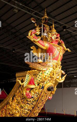 Thaïlande: Narai Song Suban H. M. King Rama IX, Royal Barges Museum, Bangkok.Le Narai Song Suban H. M. King Rama IX a été ajouté à la collection de barges en 1996 pour commémorer l'année 50th du roi Bhumibol Adulyadej sur le trône de Thaïlande.Les barges royales de Thaïlande sont utilisées dans les cérémonies sur le fleuve Chao Phraya de Bangkok depuis le 18th siècle, mais ont également été utilisées avant cette période dans l'ère Ayutthayenne.Les Royal Barges, d'une conception exquise, sont un mélange de savoir-faire et d'art thaïlandais traditionnel Banque D'Images