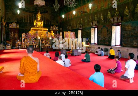 Thaïlande: Des dévotés dans le principal viharn, Wat Rakhang, Bangkok.Wat Rakhang Kositaram Woramahawihan (Rakang) a été construit à l'origine pendant la période Ayutthaya (1351 - 1767), mais a été rénové par le roi Bouddha Yodfa Chulaloke (Rama I, 20 mars 1736 – 7 septembre 1809), et se trouve sur le côté Thonburi de la rivière Chao Phraya de Bangkok.Rama J'ai vécu dans le complexe du temple avant qu'il ne devienne roi. Banque D'Images