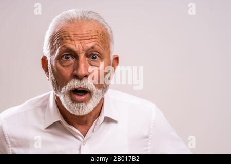 Portrait de l'homme supérieur surpris et choqué. Banque D'Images