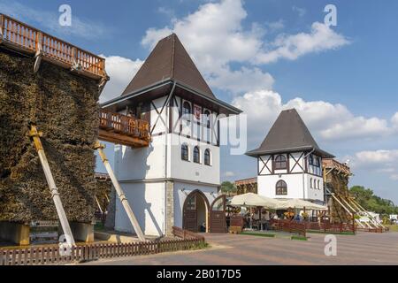 Porte principale dans les tours de graduation, Inowroclaw, Pologne. Banque D'Images