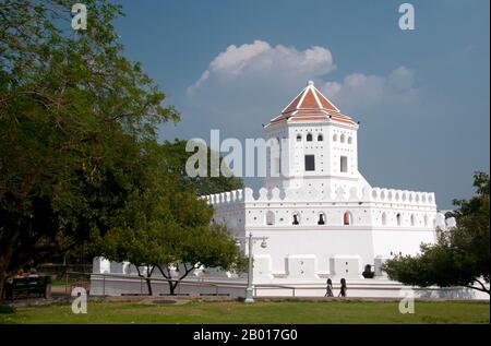 Thaïlande: Fort Phra Sumen, Parc Santichaiprakarn, Banglamphu, Bangkok. Le fort de Phra Sumen a été construit en 1783 sous le règne du roi Bouddha Yodfa Chulaloke (Rama I). C'est l'un des 14 forts qui protégeaient Bangkok. Aujourd'hui, seulement deux survivent, le fort Phra Sumen et le fort Mahakan. Banque D'Images