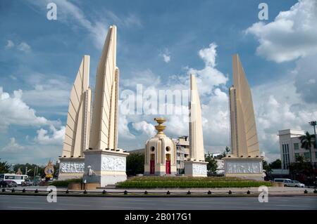 Thaïlande: Monument de la démocratie (Anusawari Prachathipatai), avenue Ratchadamnoen, Bangkok.Le Monument de la démocratie de Thaïlande a été commandé en 1939 pour commémorer le coup d'État siamois de 1932 qui a conduit à l'établissement d'une monarchie constitutionnelle dans ce qui était alors le Royaume de Siam, par son chef militaire, le maréchal Plaek Pibulsonggram. Banque D'Images