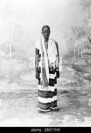 Tanzanie : une jeune swahili à Dar es Salaam, c.1900. À la fin du 19th siècle, l'Allemagne impériale a conquis les régions qui sont maintenant la Tanzanie (moins Zanzibar), le Rwanda et le Burundi, et les a incorporées dans l'Afrique de l'est allemande.Pendant la première Guerre mondiale, une tentative d'invasion par les Britanniques a été contrecarrée par le général allemand Paul von Lettow-Vorbeck, qui a ensuite mis en place une guérilla bien attirée contre les Britanniques.Les accords d'après-guerre et la charte de la Société des Nations ont désigné la région comme un mandat britannique, à l'exception d'une petite zone du nord-ouest, qui a été cédée à la Belgique. Banque D'Images