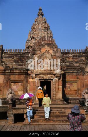 Thaïlande: Prasat Hin Phanom Rung (château de pierre de Phanom Rung), province de Buriram, nord-est de la Thaïlande.Phanom Rung est un complexe de temples Khmers situé sur le bord d'un volcan éteint à 1 320 pieds au-dessus du niveau de la mer, dans la province de Buriram, dans la région d'Isaan en Thaïlande.Il a été construit en grès et en laterite au cours des 10th à 13th siècles.C'était un sanctuaire hindou dédié à Shiva, et symbolise le Mont Kailash, sa demeure céleste. Banque D'Images