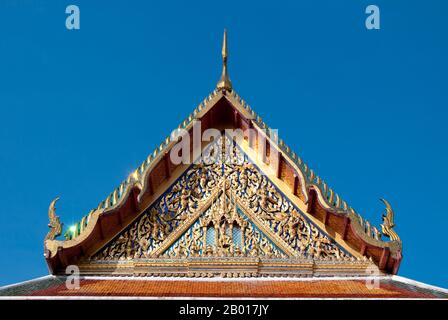 Thaïlande : le principal pignon de l'Ubosot (Bot) ou la salle d'ordination à Wat Arun (Temple de l'Aube), Bangkok.Wat Arun Rajwararam (Temple de l'Aube), nom complet Wat Arunratchwararam Ratchaworamahawihan, est un temple bouddhiste thaïlandais situé sur la rive ouest de Thonburi de la rivière Chao Phraya à Bangkok.Il porte le nom d'Aruna, le Dieu indien de l'Aube.Un monastère s'est tenu ici depuis la période Ayutthayenne (1351 - 1767), mais la caractéristique exceptionnelle du temple, le prang central de style khmer, n'a pas commencé jusqu'en 1809, pendant le règne du roi Bouddha Loetla Nabhalai (Rama II). Banque D'Images