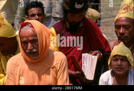 Népal: Sadhus à Pashupatinath, Katmandou.Ils sont connus, varieusement, comme sadhus (saints, ou 'bons'), yogis (praticiens ascétiques),Fakirs (sébateur ascétique après la vérité) et sannyasins (mendiants errants et ascétiques errants).Ils sont les praticiens ascétiques – et souvent excentriques – d’une forme austère d’hindouisme.Juré de rejeter les désirs terrestres, certains choisissent de vivre comme anchorites dans le désert.D'autres sont moins à la retraite, en particulier dans les villes et les temples de la vallée de Katmandou au Népal. Banque D'Images