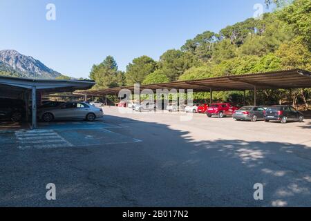 Port de Pollenca, Espagne - 22 mai 2019: Parking couvert à la plage de Platja de Formentor sur l'île baléares de Majorque (Majorque), Espagne Banque D'Images