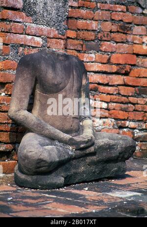 Thaïlande: Bouddha, Wat Phra Mahathe, Parc historique d'Ayutthaya. Wat Phra Mahathé a été construit pendant le règne de Borommaracha I (Boromma Rachathirat I) ou Khun Luang Pa Ngua (1370-1388), qui était le troisième roi du Royaume d'Ayutthaya. Ayutthaya (Ayudhya) était un royaume siamois qui existait de 1351 à 1767. Ayutthaya était amical envers les commerçants étrangers, y compris les Chinois, les Vietnamiens (Annamais), les Indiens, les Japonais et les Perses, Et plus tard, les Portugais, les Espagnols, les Hollandais et les Français, leur permettant d'installer des villages à l'extérieur des murs de la ville. Banque D'Images