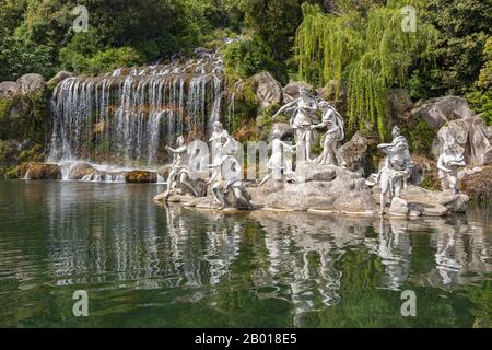 Fontaine de Diana et d'Actaeon, statues mythologiques des nymphes et des dieux dans le jardin Palais Royal à Caserta, Italie. Banque D'Images