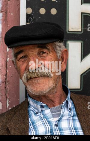 Susuz, Turquie - 9 mai 2019: Homme turc avec chapeau, moustache et barbe dans un café turc. Banque D'Images