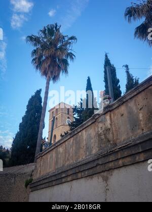 (Vue à bas angle de) Iglesia de Transfiguración del Señor dans la ville espagnole d'Arta sur l'île méditerranéenne de Majorque (Majorque) Banque D'Images