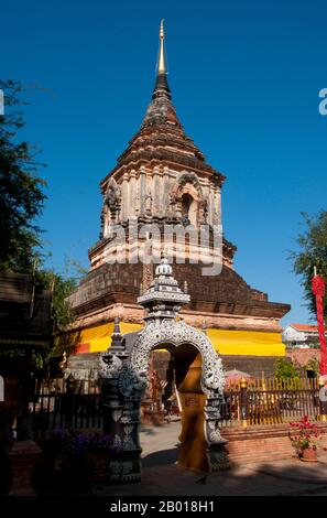 Thaïlande: Le chedi du 16th siècle à Wat Lok Moli, Chiang Mai. Wat Lok Moli ou «le noeud du monde» aurait été fondé par le roi Ku Na, roi de 6th de la dynastie Mangrai (1263–1578), qui a dirigé le Royaume de Lanna à partir de Chiang Mai entre 1367 et 1388. C'était probablement un temple royal, puisque le côté nord de la ville était un quartier royal à l'époque; certainement le sanctuaire jouissait d'une longue et étroite association avec les dirigeants de Mangrai. Selon un avis à l'entrée sud du temple, le roi Ku Na a invité un groupe de dix moines birmans à venir vivre à Lok Moli. Banque D'Images