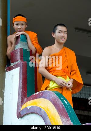 Thaïlande: Jeunes moines bouddhistes débutants au temple Shan (Tai Yai) de Wat Pa Pao, Chiang Mai. Wat Pa Pao est un temple bouddhiste Shan (Tai Yai) qui sert de centre pour la communauté Shan de Chiang Mai. Il a été construit à la fin du 19th siècle. Une fois par an, Wat Pa Pao accueille les luk kaeo, ou « Crystal Sons » - jeunes garçons Shan sur le point d'être ordonnés dans le monarque bouddhiste. Beaucoup de ces novices se rendent à Chiang Mai depuis les communautés Shan environnantes à Mae Cham, Mae Rim, Chiang Dao et Fang. Cette cérémonie annuelle de Shan s'appelle Poy sang long. Banque D'Images