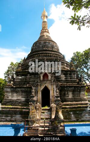 Thaïlande: Le chedi principal au temple Shan (Tai Yai) de Wat Pa Pao, Chiang Mai. Wat Pa Pao est un temple bouddhiste Shan (Tai Yai) qui sert de centre pour la communauté Shan de Chiang Mai. Il a été construit à la fin du 19th siècle. Une fois par an, Wat Pa Pao accueille les luk kaeo, ou « Crystal Sons » - jeunes garçons Shan sur le point d'être ordonnés dans le monarque bouddhiste. Beaucoup de ces novices se rendent à Chiang Mai depuis les communautés Shan environnantes à Mae Cham, Mae Rim, Chiang Dao et Fang. Cette cérémonie annuelle de Shan s'appelle Poy sang long. Banque D'Images