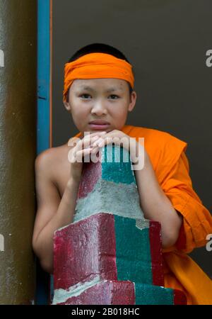 Thaïlande: Jeunes moines bouddhistes débutants au temple Shan (Tai Yai) de Wat Pa Pao, Chiang Mai. Wat Pa Pao est un temple bouddhiste Shan (Tai Yai) qui sert de centre pour la communauté Shan de Chiang Mai. Il a été construit à la fin du 19th siècle. Une fois par an, Wat Pa Pao accueille les luk kaeo, ou « Crystal Sons » - jeunes garçons Shan sur le point d'être ordonnés dans le monarque bouddhiste. Beaucoup de ces novices se rendent à Chiang Mai depuis les communautés Shan environnantes à Mae Cham, Mae Rim, Chiang Dao et Fang. Cette cérémonie annuelle de Shan s'appelle Poy sang long. Banque D'Images