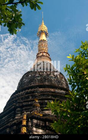 Thaïlande: Le chedi principal au temple Shan (Tai Yai) de Wat Pa Pao, Chiang Mai. Wat Pa Pao est un temple bouddhiste Shan (Tai Yai) qui sert de centre pour la communauté Shan de Chiang Mai. Il a été construit à la fin du 19th siècle. Une fois par an, Wat Pa Pao accueille les luk kaeo, ou « Crystal Sons » - jeunes garçons Shan sur le point d'être ordonnés dans le monarque bouddhiste. Beaucoup de ces novices se rendent à Chiang Mai depuis les communautés Shan environnantes à Mae Cham, Mae Rim, Chiang Dao et Fang. Cette cérémonie annuelle de Shan s'appelle Poy sang long. Banque D'Images