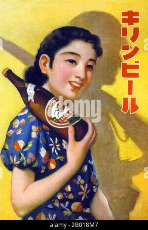 Japon : affiche publicitaire pour Kirin Beer, 1939. Une publicité de 1939 pour Kirin Beer incarnant la vague montante du militarisme et du fascisme au Japon. Une jeune femme attirante avec une bouteille de Kirin Beer posée sur son épaule jette l'ombre d'un soldat impérial japonais, un fusil reposant sur son épaule. Banque D'Images